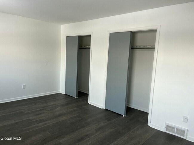 Building Photo - 5 Webster Ct