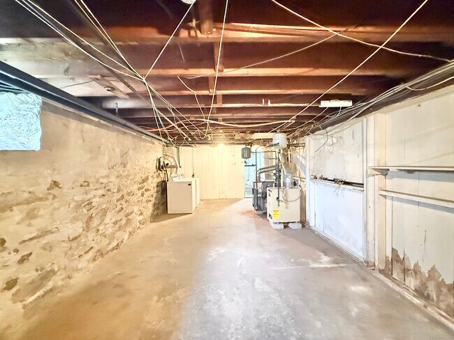 Building Photo - 820 Brewster St