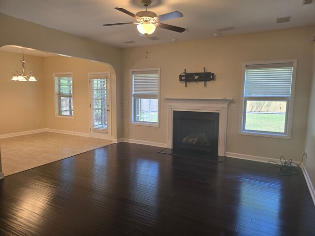 Building Photo - New Listing!!