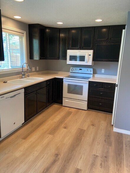 Building Photo - 9547 Flint Dr