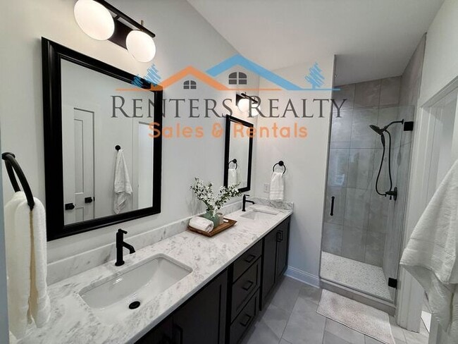 Building Photo - Stunning 3 Bedroom with Rooftop Terrace