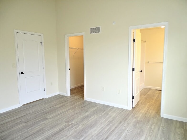 Building Photo - 349 Cedar Holw