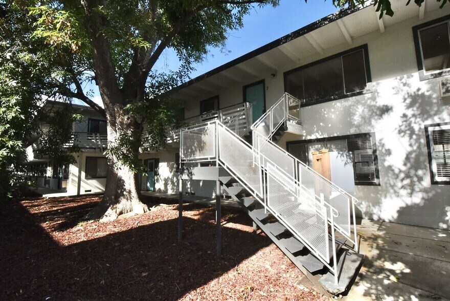 Primary Photo - 6125 Whitsett Ave