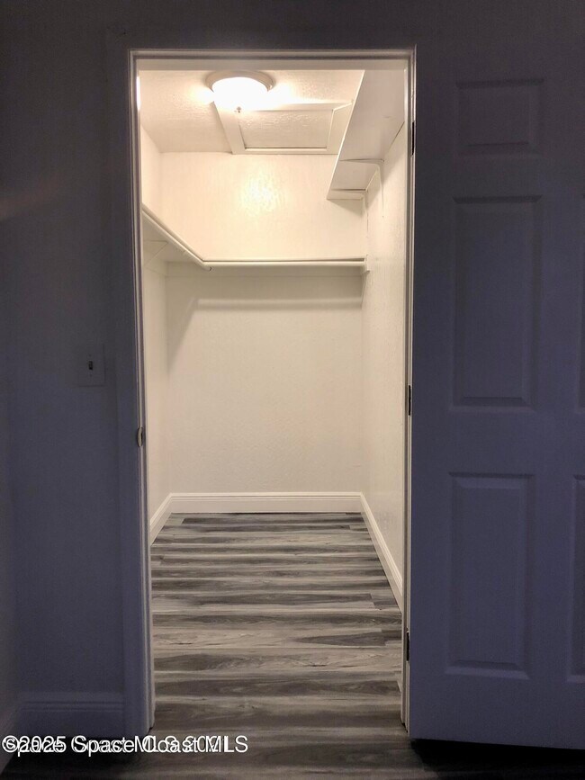 Building Photo - 2100 Forest Knoll Dr NE