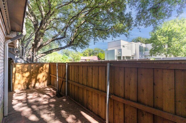Building Photo - 5222 Fleetwood Oaks Ave