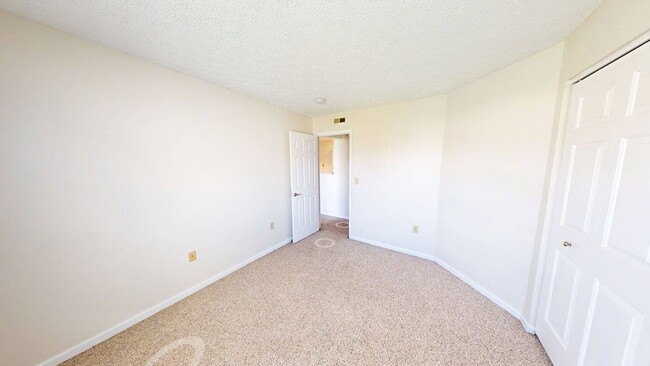 Building Photo - 5566 Garden Ridge