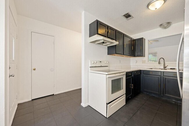 Building Photo - 4601 W Creek Cir