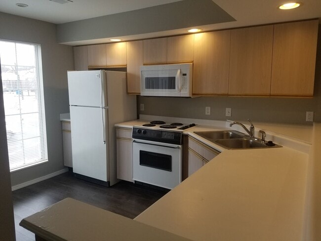 Building Photo - Beautiful Two Bedroom 2 bath Apartment wit...