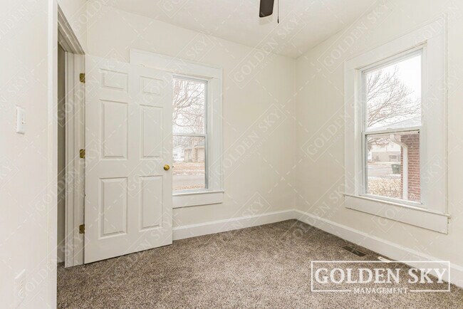 Building Photo - 409 S Celia Ave