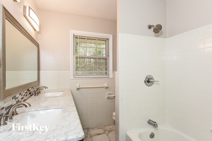 Building Photo - 1917 Annette Ln SW