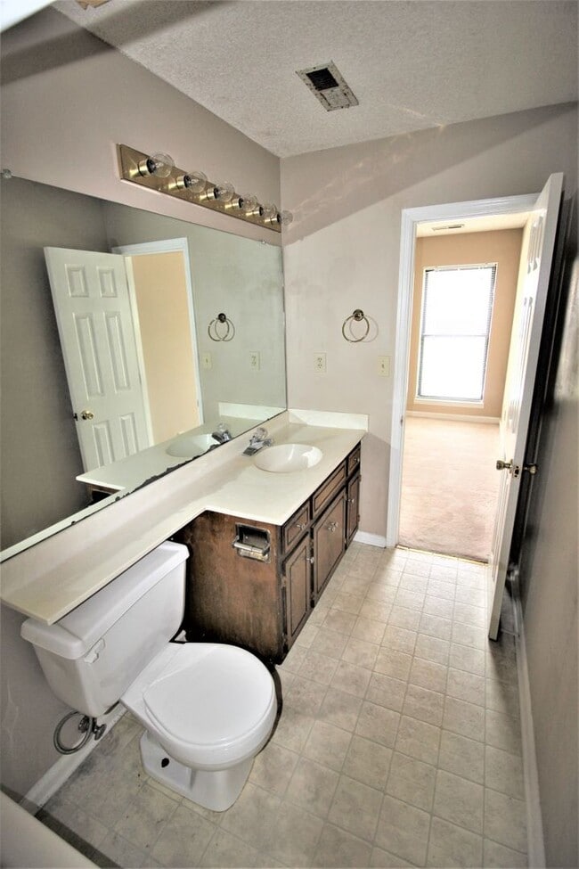 Building Photo - Move In Special: 1/2 Off 1st Month's Rent!