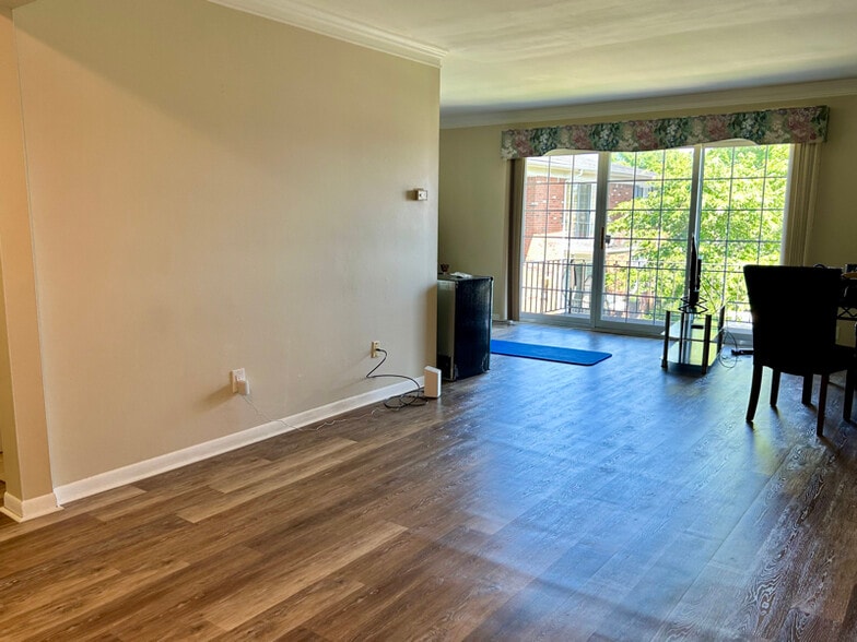 Building Photo - 474 Fox Hills Dr S