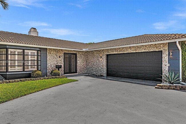 Building Photo - 5602 S Travelers Palm Ln
