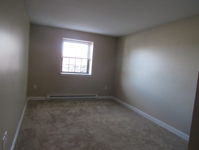 Building Photo - Derry - Fieldstone Terrace- 1 Bedroom Cond...