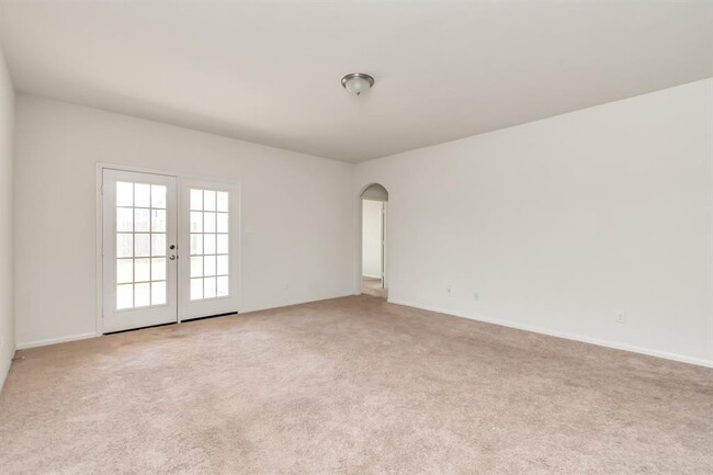 Building Photo - 718 Crystal Lakes Dr