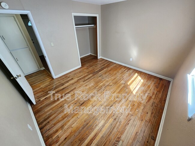 Building Photo - 804 W 7th St