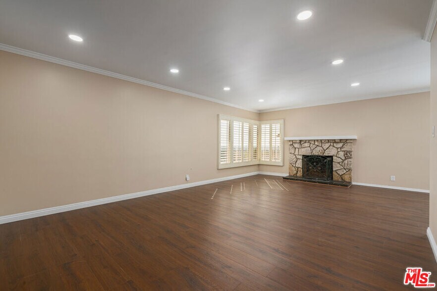 Building Photo - 5025 W 58th Pl