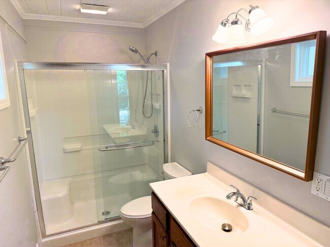 Building Photo - 202 Mayflower St