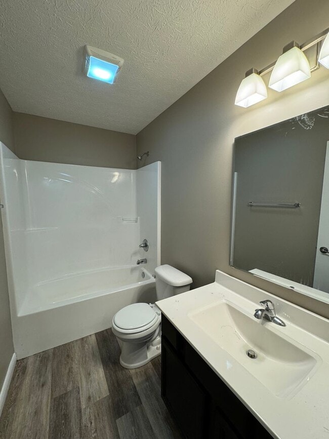 Building Photo - 3 Bedroom Single Family Home Available in ...