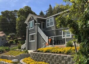 Building Photo - Charming Top-Floor 1-Bedroom with Panorami...
