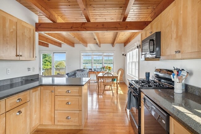 Building Photo - 594 River Rd