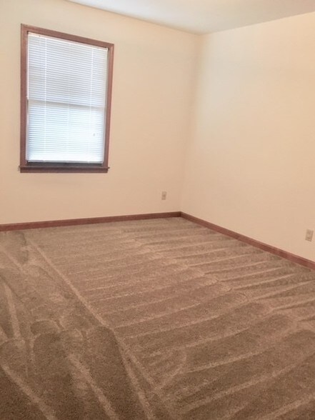 Building Photo - 550 Circle Pine Dr