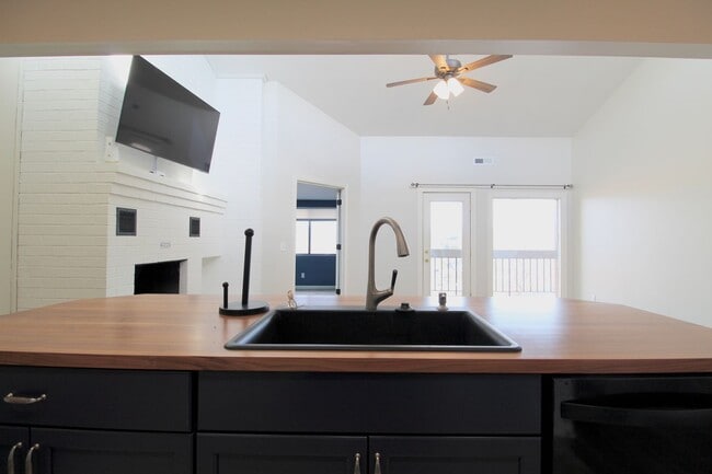 Building Photo - Top floor completely remodeled condo with open concept, vaulted ceilings and an electric fireplace!