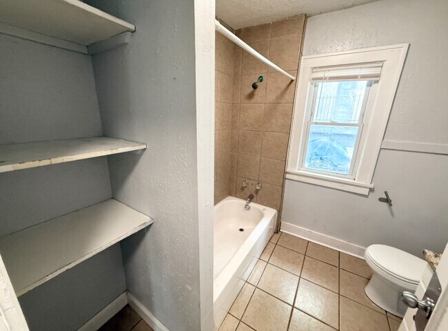 Building Photo - Updated 2 Bedroom/ 1 Bath Home in KCMO