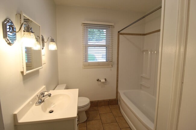 Building Photo - 2 Bedroom 1 Bath Home in Overland Park Kansas