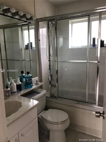 Building Photo - 919 SE 17th St