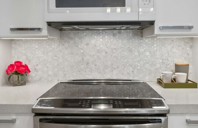 Building Photo - 565 Esplanade