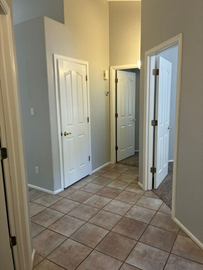 Building Photo - 529 E Cantebria Dr
