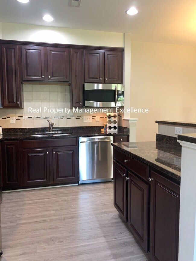 Building Photo - Gorgeous End-Unit TH In Desired Cary Location, Apply Now!