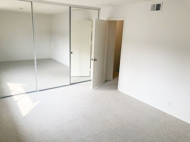 Building Photo - Amazing 2 bedroom townhome in the Woodbridge Community!