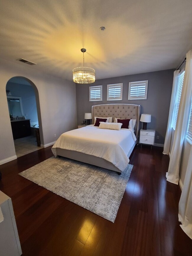 Building Photo - 3 BED 2.5 BATH in Crescent Court
