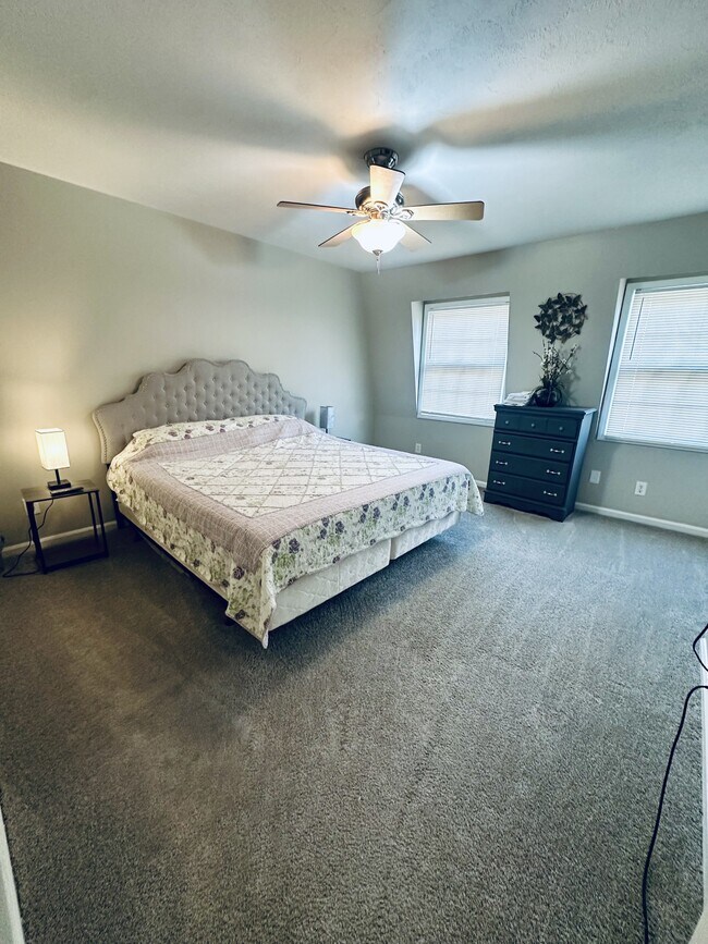 Building Photo - 125 Eaglewood Way