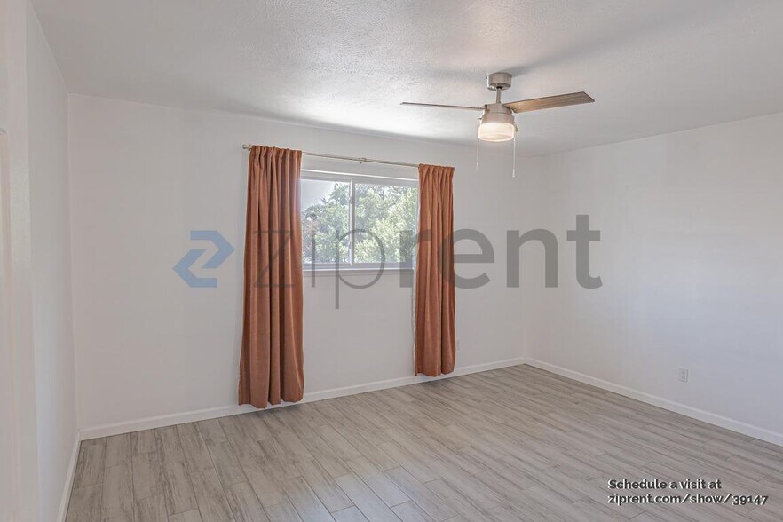 Building Photo - 8087 Meadow Rd