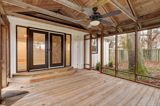 Building Photo - 701 Hillcrest Ave