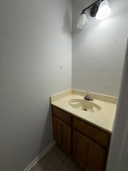 Building Photo - 1207 Charles Dr