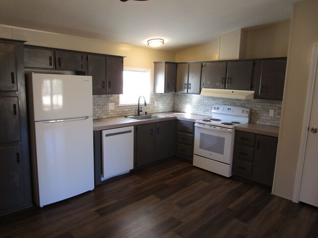 Building Photo - 3 Bedroom, 2 Bathroom Updated Home South o...