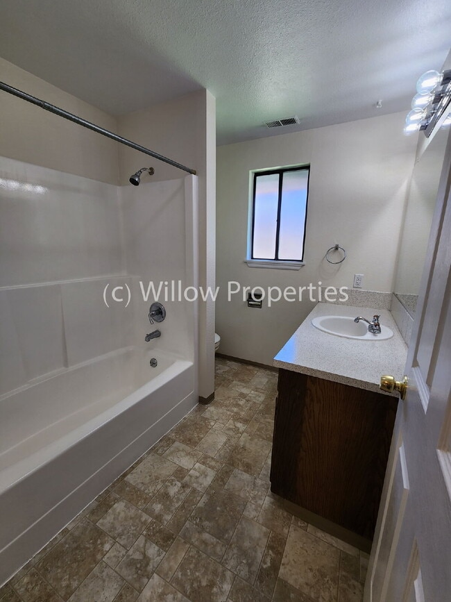 Building Photo - Spacious Two Bedroom Duplex