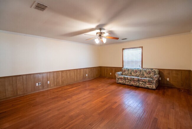 Building Photo - 507 Parklane Dr