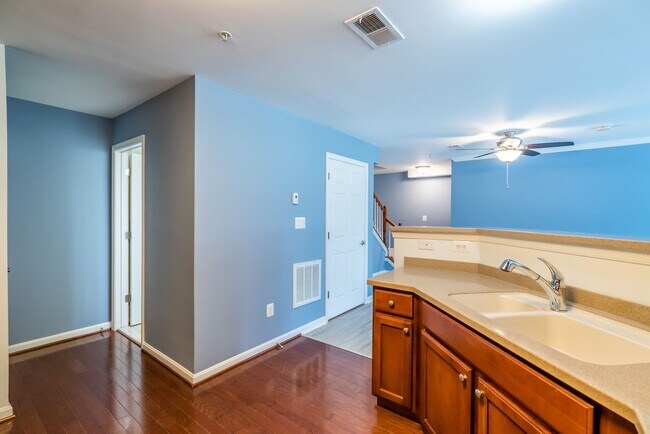 Building Photo - Bright And Spacious 3 Bed 2.5 Bath End-Uni...