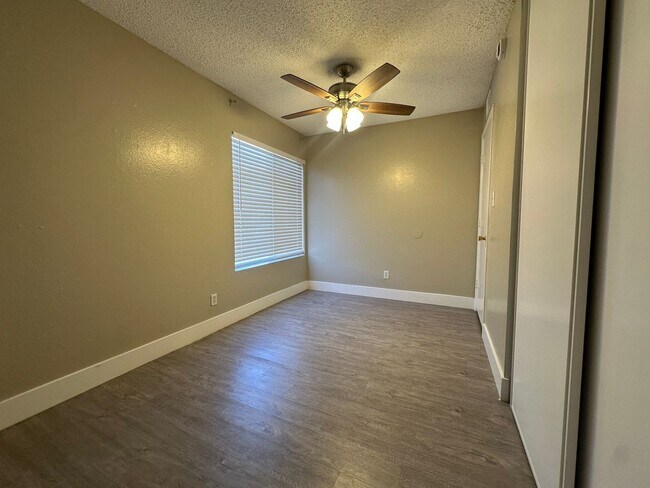 Building Photo - 2 Bedroom Upstairs Condo with Bonus Room Near UNLV!
