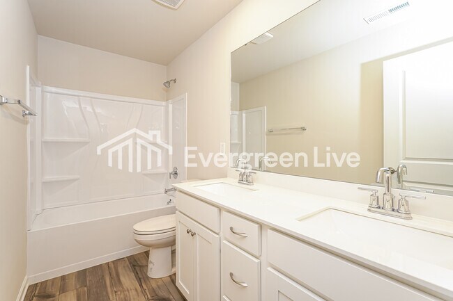 Building Photo - 5585 Hydrangea St