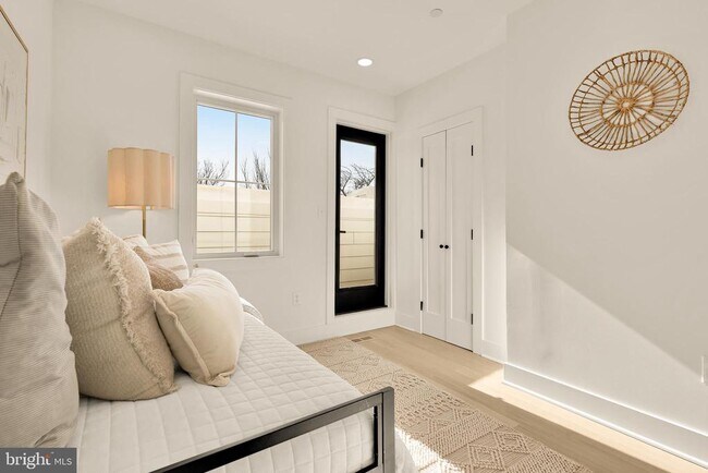 Building Photo - 1706 Bay St SE