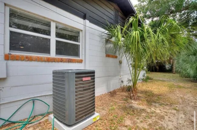 Building Photo - 755 Oleander Dr SE