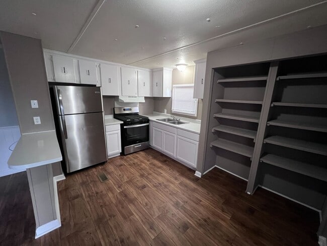 Building Photo - 750 Silent Valley Rd