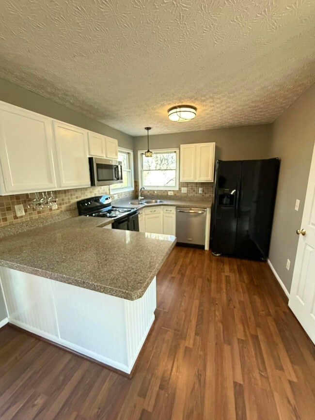 Building Photo - 8735 Olenbrook Dr