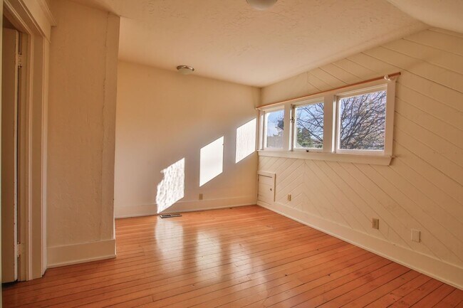 Building Photo - Gorgeous Vintage Home in Downtown Langley with Detached Guest Studio!!